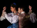 Un homme en gilet doré et une femme en robe bleue, coiffée d'un ruban, semblent danser ou se débattre. Leurs mains sont entrelacées, évoquant une scène de Renée Pelagie de Sade.
