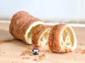 Ktoś pokroił pysznego, cynamonowego **kurtosza**. Obok leży mała biedronka.