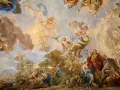 Barokowy fresk na suficie ukazuje niebiańską scenę z postaciami mitologicznymi, aniołami i chmurami, pełną dynamiki i przepychu.