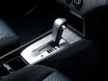 Interno auto con leva cambio automatico CVT. Le posizioni sono P, R, N, D, L.