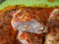 Pechugas de pollo rellenas de queso y jamón, cubiertas con salsa de tomate y queso gratinado, espolvoreadas con perejil fresco.