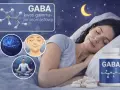 Kobieta śpi spokojnie, obok buteleczka suplementu GABA. Obrazek sugeruje relaks i dobry sen dzięki GABA.