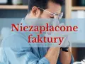 Zmartwiony mężczyzna z okularami, nad którym widnieje napis "Niezapłacone faktury". Może to symbolizować sprawę w sądzie o niezapłacone faktury.