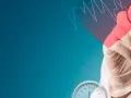 Dłoń w rękawiczce trzyma stetoskop. W tle wykres EKG i ciśnieniomierz. Troska o serce, jak przy leczeniu Betaloc ZOK 25.