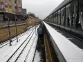 Zimowy dzień na stacji Warszawa Wschodnia. Pociąg IC OSTERWA stoi na torach, a peron pokrywa śnieg.