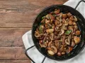 Funghi in padella, dorati e profumati, pronti per essere gustati.