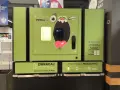 Zielony automat PETfur w sklepie Carrefour, gdzie oddać butelki bezzwrotne i puszki aluminiowe.