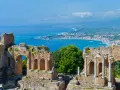 Rovine antiche con vista sul mare blu e la costa di Giardini Naxos Taormina.