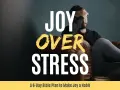Mężczyzna siedzi przygnębiony, ale tekst "JOY OVER STRESS" i odniesienie do flp 4 13 sugerują, że siła do pokonania stresu pochodzi z wiary.
