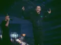 Sokół i Ero na scenie, energia tłumu, a w tle hasło "pieniądze nie śmierdzą".
