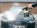 En hand sprutar Kärcher skum på en mörk Audi. Bilen får en djuprengöring med hjälp av Kärcher Ultra Foam Cleaner.
