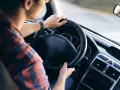 Uomo al volante, con le mani sul volante. Il servosterzo sembra duro, rendendo la guida più faticosa.