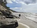 Spacerem po plaży w **orzechowo** wietrznego dnia. Falujące morze i piaszczyste wydmy tworzą malowniczy krajobraz.