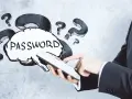Dłoń trzyma tablet, a nad nim chmurka z napisem "PASSWORD" i znaki zapytania. Jak wymyślić hasło?