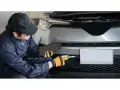 Meccanico con tablet controlla la targa smarrita. Posso circolare?