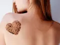 Serce z peelingu na plecach. Dowiedz się, jak często robić peeling enzymatyczny dla zdrowej skóry.