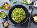 Spaghetti z pesto, czosnkiem, orzeszkami pinii i parmezanem.