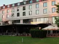 Nowoczesny hotel z tarasem i ogródkiem, gdzie można usiąść. Czy to jeden z hoteli Hilton w Warszawie?