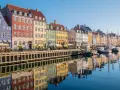 Kolorowe kamienice nad kanałem w Kopenhadze, tuż obok Nyhavn, gdzie można poczuć atmosferę jak w muzeum narodowym Kopenhaga.