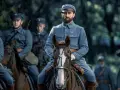 Żołnierze w historycznych mundurach na koniach. Czy to krotochwila co to? Nie, to poważna scena z przeszłości.