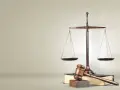 Waga sprawiedliwości i młotek sędziowski na księgach prawnych. Symbolizuje to prawo i porządek, jak w Svea Ekonomi Cyprus Limited.