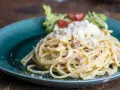 Pyszne spaghetti carbonara posypane startym serem. Szukasz, czym zastąpić ser pecorino? Ten klasyk z pewnością Cię zachwyci.