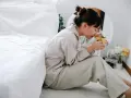 Mujer con taza de té, buscando remedios caseros para dormir de un tirón.