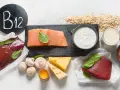 W czym jest witamina B12? Na talerzu wątróbka, łosoś, wołowina, krewetki, sardynki, ser, jajko, jogurt, mleko, płatki owsiane i kapsułki.