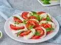 Perfekcyjny sos do pomidorów z mozzarellą: Klasyka i kreatywne idee