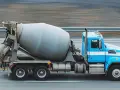 Niebieska gruszka betonu pędzi po drodze. Zastanawiasz się, ile kosztuje gruszka betonu?