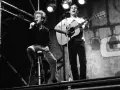 Simon & Garfunkel singen "Mrs. Robinson" auf der Bühne.