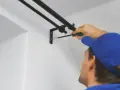 Ile od sufitu powiesić karnisz, aby uniknąć błędów w aranżacji?