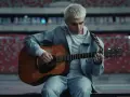 Mata gra na gitarze w pustym stadionie, zapowiadając swój nowy album.