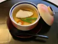 Delikatne danie z rybą i warzywami w bulionie dashi. Idealne do domowego przepisu.