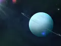 Uran w wodniku, błękitna planeta z pierścieniami, otoczona gwiazdami i mgławicą.