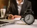 Zegar pokazuje 8:00. Zastanawiasz się, ile to godzin przy 3/4 etatu?