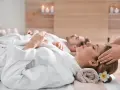 Para uniknąć objawów stresu przedślubnego i "wedding burnout", panna młoda relaksuje się na masażu głowy w spa.