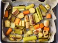 Pokrojone w kawałki marchewki, por i seler przygotowane do pieczenia. Idealne do aromatycznego rosół z pieczonych warzyw.