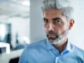 Graue Haare Männer: Coole Frisuren & Pflege für den Silver Fox Look