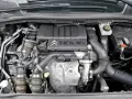 Silnik 1.6 e-HDi z turbosprężarką i elementami układu dolotowego. Widoczna pokrywa silnika z logo Citroen.