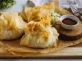 Délicieux feuilletés de pâte filo, parfaits pour une recette facile et rapide. Accompagnés d'une sauce savoureuse.