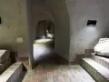 Kamienne korytarze i łuki tworzą tajemniczą trasę podziemną w Lublinie. Widać fragmenty dawnych budowli i artefakty.
