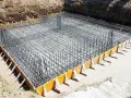 Siatka zbrojeniowa gotowa do zalania betonem. Tak wygląda fundament, gdy wiesz, jak zrobić zbrojenie.