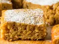 Saftiger Kuchen, bestäubt mit Puderzucker. Ein schneller Genuss, der Lust auf mehr macht.