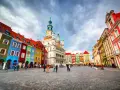 Kolorowy Rynek w Poznaniu, idealne miejsce, by zobaczyć, co zwiedzić w Poznaniu. Ratusz i kamieniczki zachwycają.