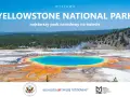 Widok na gorące źródło Grand Prismatic Spring w Parku Narodowym Yellowstone z turystami na drewnianych kładkach.