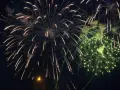 Sylwester nad morzem gdzie najlepiej? Fajerwerki rozświetlają nocne niebo nad latarnią morską, tworząc magiczny widok.