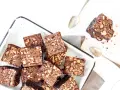 Deliciosos trozos de brownie con nueces, listos para disfrutar.