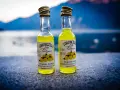 Dwie małe buteleczki limoncello Della Tradizione, idealne do degustacji. Jak pić limoncello? Schłodzone, prosto z lodówki!