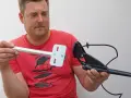 Mann hält Aluminiumrohr und Echolotgeber. Idee: Echolotgeberstange selber bauen für Angeltrip.